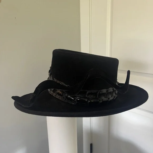 Stunning Philip Treacy Felt Crocodile Hat - Picture 5 of 7